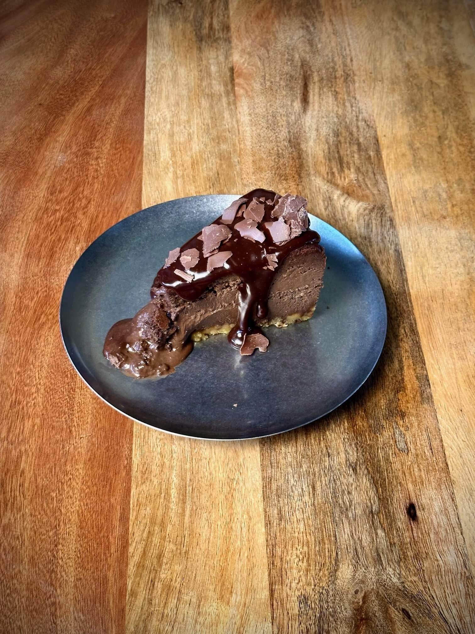 Tarta De Chocolate Casera Con Base De Chocolate Fundido Y Virutas De Tableta En Plato De Postre – Alexs Slow Smoked Bbq