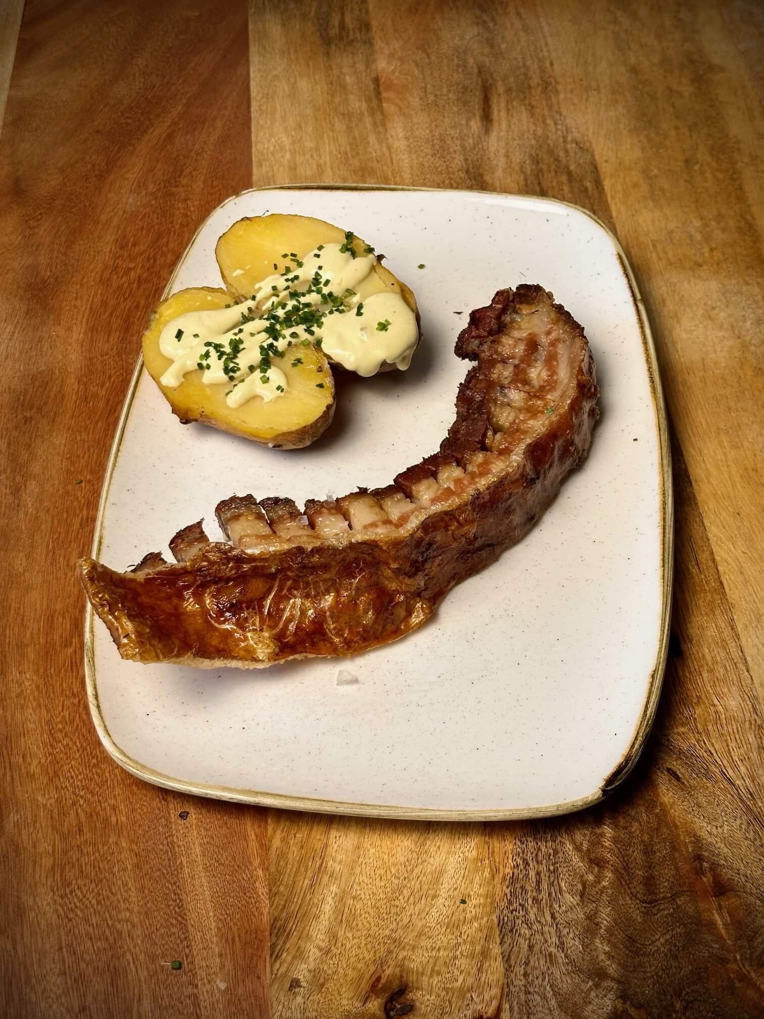 Torrezno Crujiente Ahumado Al Estilo Bbq Servido En Alexs Slow Smoked Bbq Madrid
